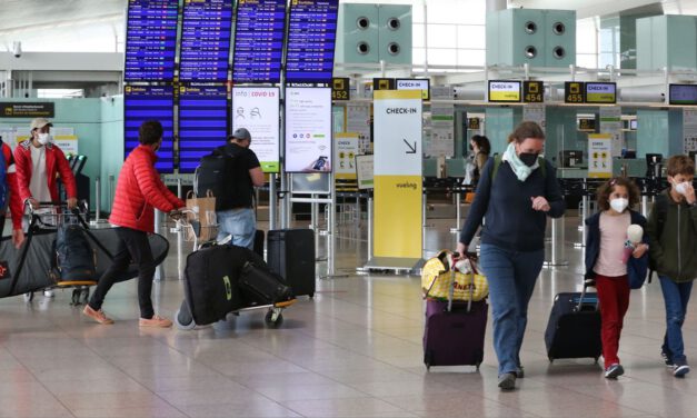 Los viajeros que acrediten estar vacunados podrán entrar en España