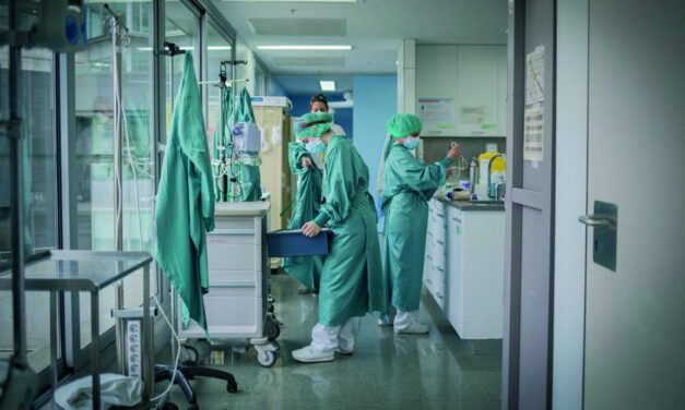 Bajan a 521 los hospitalizados en Andalucía, con 125 en la UCI