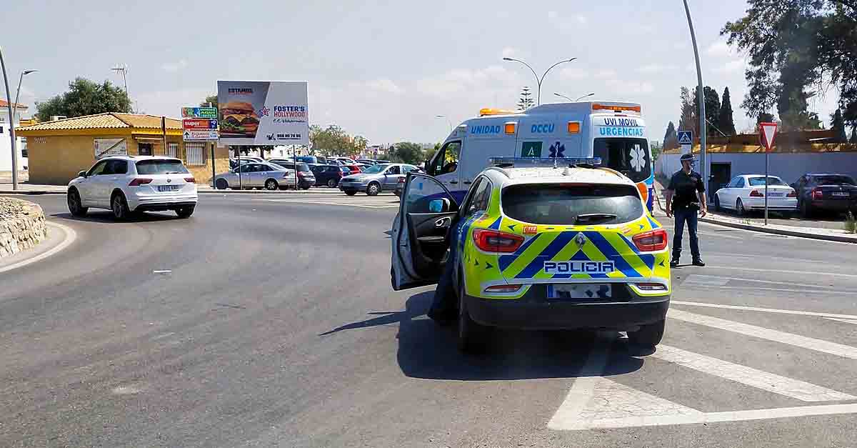 Accidente entre un coche y una moto en la rotonda junto al cementerio de El Puerto
