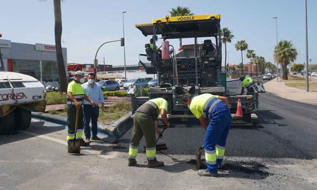 Mantenimiento Urbano asfalta un tramo de la antigua N-IV a la altura del Parque de Bomberos