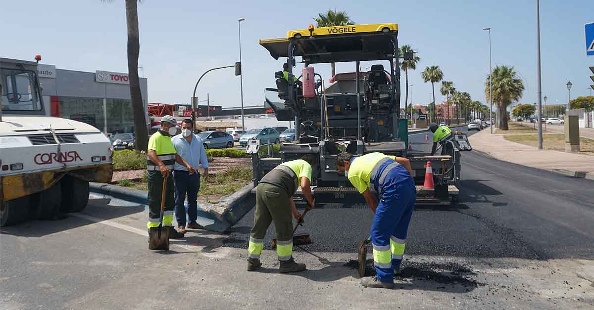 Mantenimiento Urbano asfalta un tramo de la antigua N-IV a la altura del Parque de Bomberos