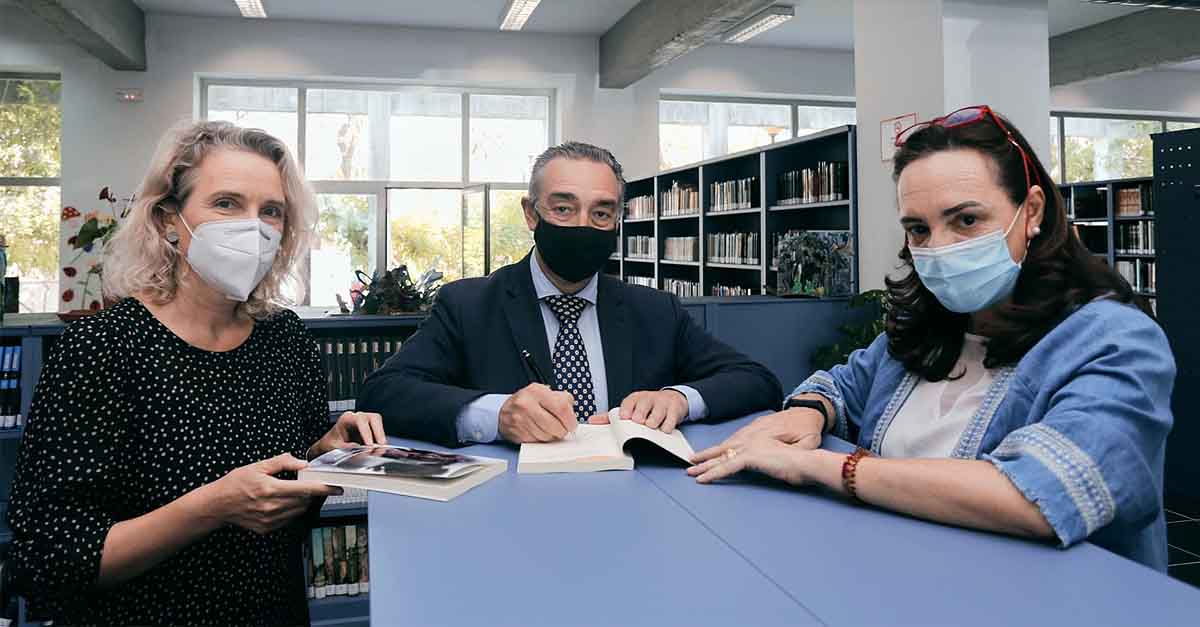 El escritor portuense García de Romeu dona ejemplares de su nueva novela a la Biblioteca María Teresa León