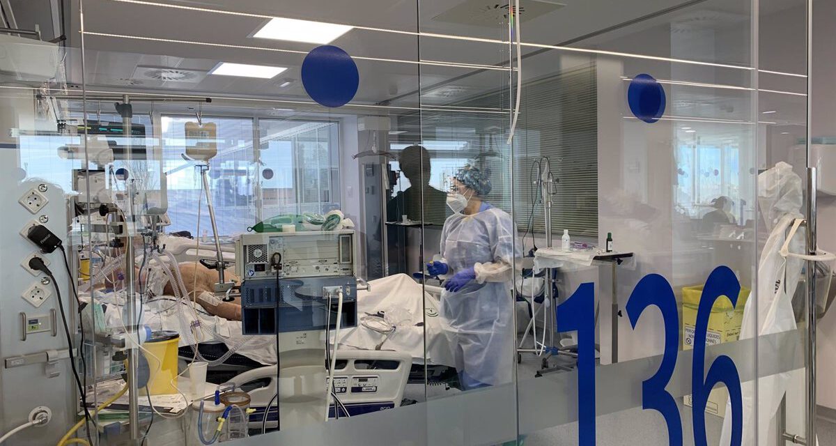 Sube en 15 hospitalizados hasta los 552 y los pacientes de UCI en uno hasta 125