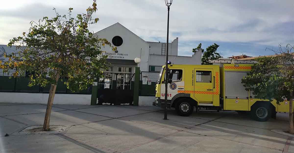 Bomberos extinguen un incendio en dos contenedores junto al C.E.I.P. Sericícola