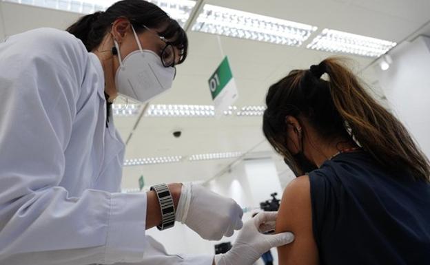 Las personas de 20 años podrán pedir cita este jueves para la vacuna