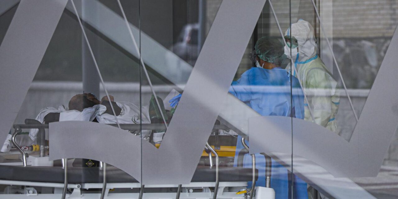 El aumento de hospitalizados andaluces se ralentiza con 10 más, hasta los 868