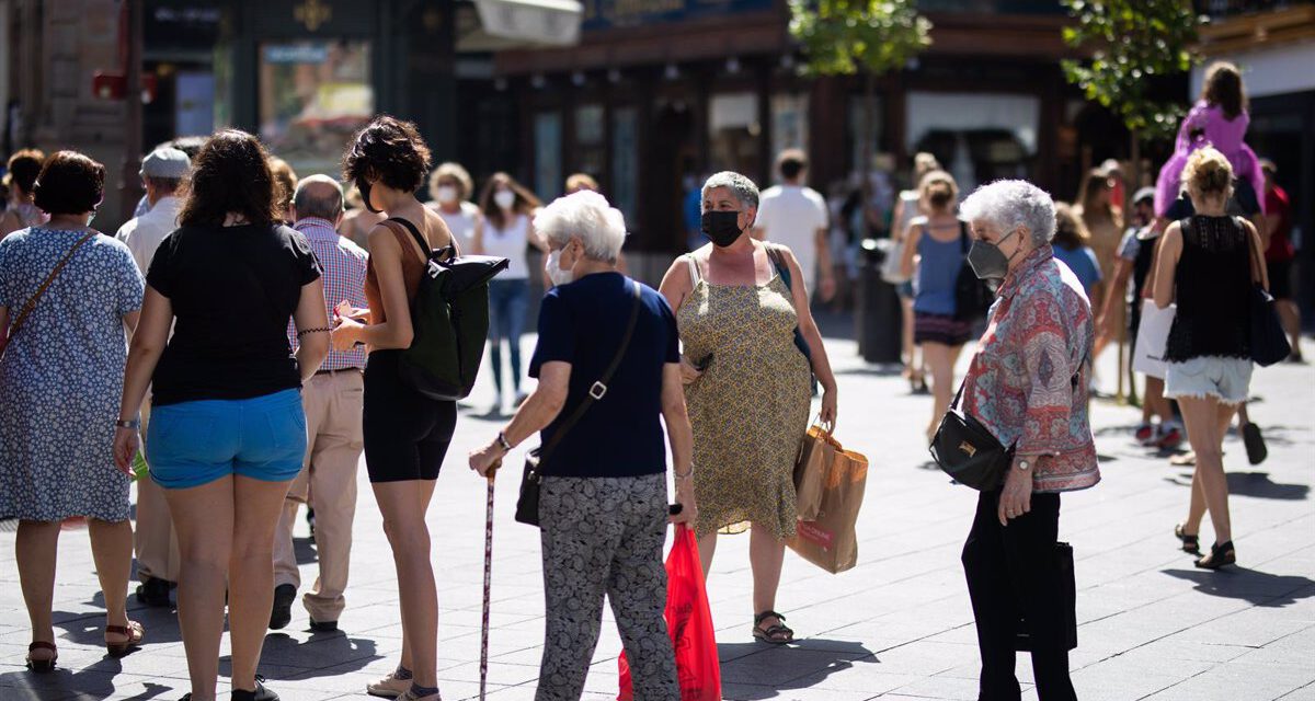 Así son las claves para saber cuándo dejarán de ser las mascarillas obligatorias en interiores