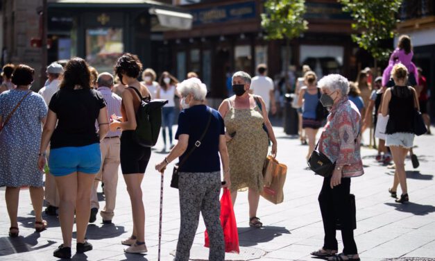 Así son las claves para saber cuándo dejarán de ser las mascarillas obligatorias en interiores