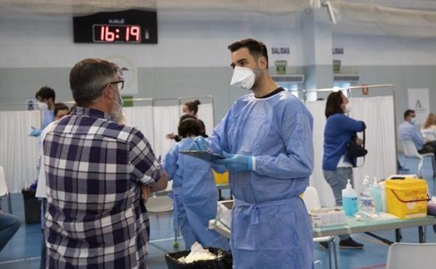 Andalucía registra 3.303 positivos y su tasa se mantiene en 457