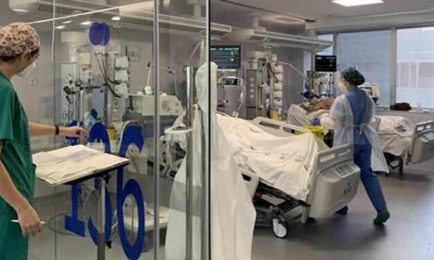 Andalucía aumenta 68 hospitalizados en 24 horas, pero alivia sus UCI
