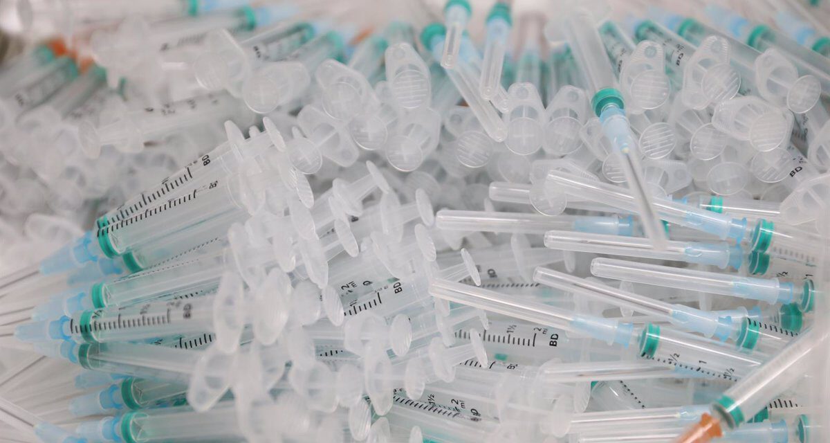 Salud ve "muy probable" una tercera dosis en residencias