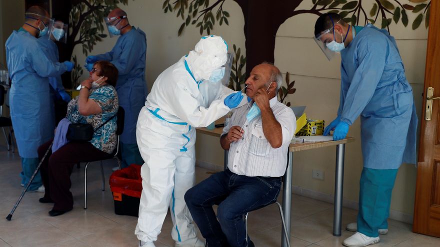 Baja en 53 los hospitalizados hasta 710 y los ingresados en UCI caen en cinco