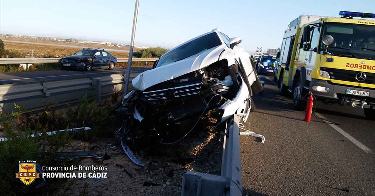 Aparatoso accidente en la A-4 con un camión y dos turismos implicados