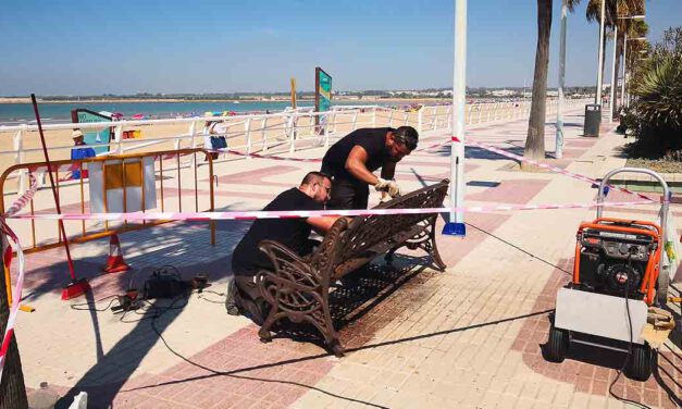 Arreglo y pintado de los bancos del paseo marítimo de Valdelagrana