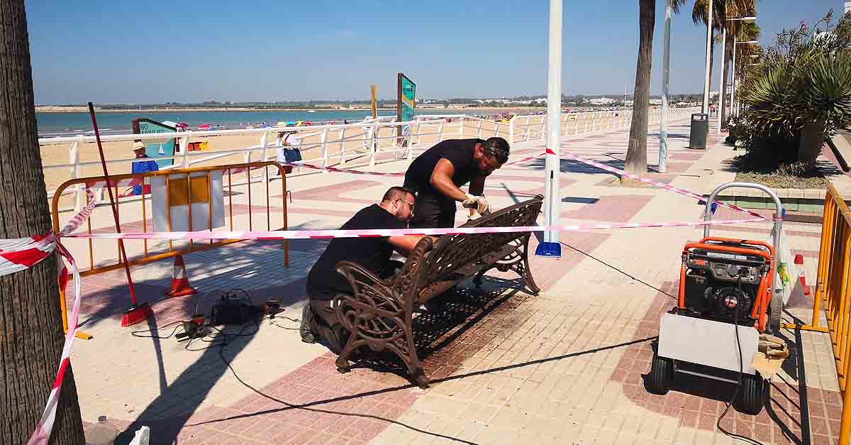 Arreglo y pintado de los bancos del paseo marítimo de Valdelagrana