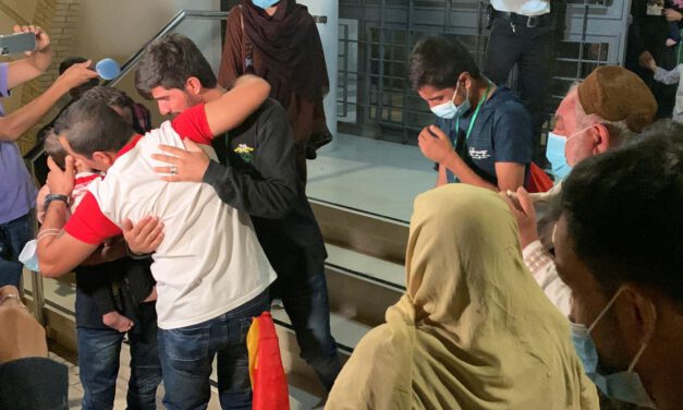 La familia del traductor afgano es acogida en el centro de refugiados de Sevilla