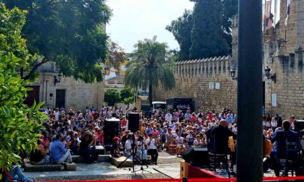 Lleno en la Plaza del Castillo para celebrar el Día de la Hispanidad
