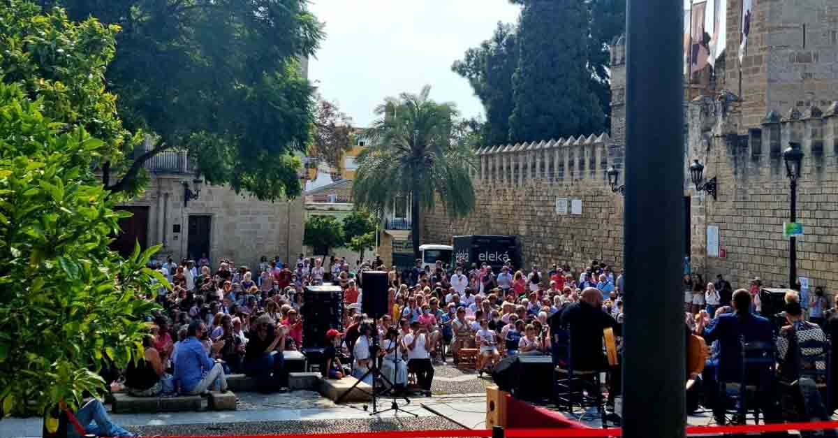 Lleno en la Plaza del Castillo para celebrar el Día de la Hispanidad
