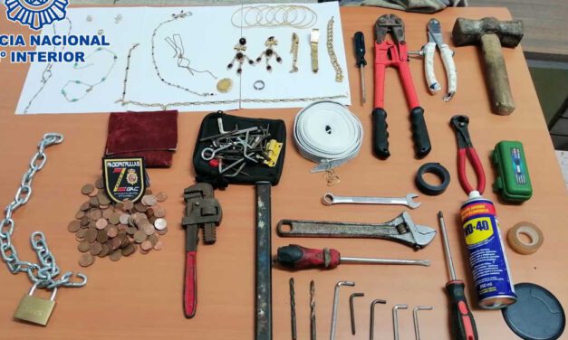 Detenidos en El Puerto tres personas cuando estaban robando en tres viviendas