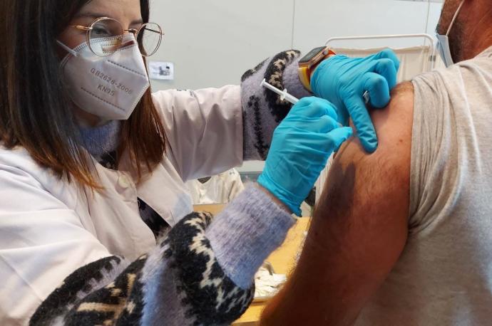 ECDC: Pide dosis de refuerzo ya a mayores de 40 años, ancianos y personas vulnerables