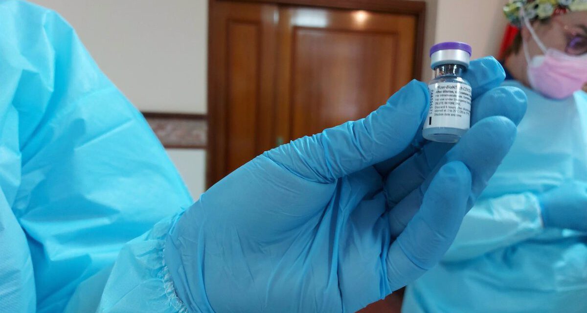 Encuentran un mosquito en un vial de Moderna, obligando a retirar 765.000 dosis