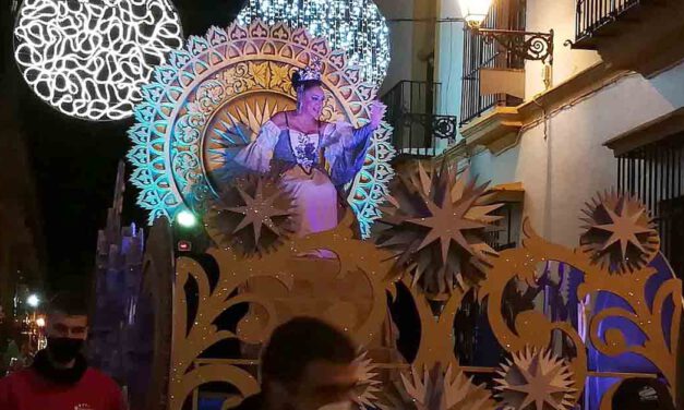La cabalgata de la Estrella de la Ilusión llena de ambiente navideño las calles de El Puerto