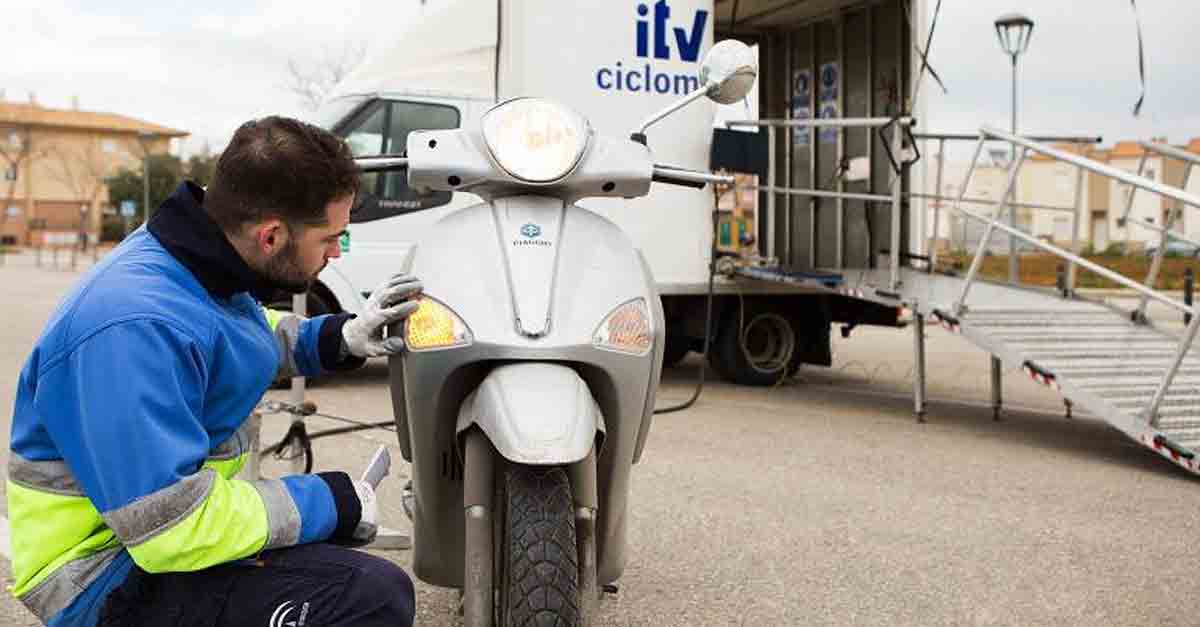 ITV para ciclomotores en la explanada del Monasterio de La Victoria en julio y agosto