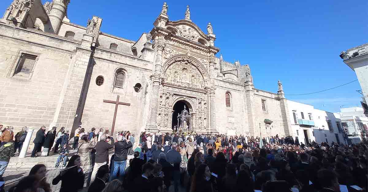La Virgen de los Milagros bendice El Puerto en su salida extraordinaria portando la Medalla de Oro de la ciudad