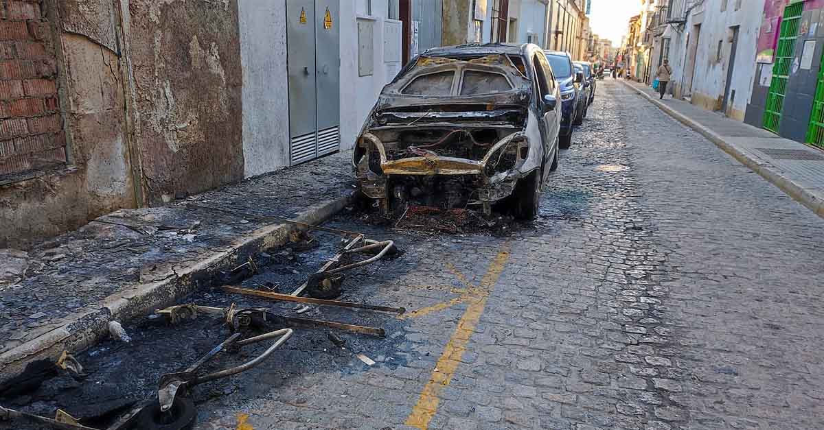 Importantes daños materiales en un vehículo tras otra nueva quema de contenedores