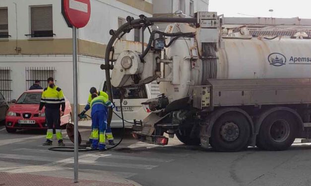 Gran atasco en las redes de saneamiento de El Tejar por culpa de las toallitas húmedas