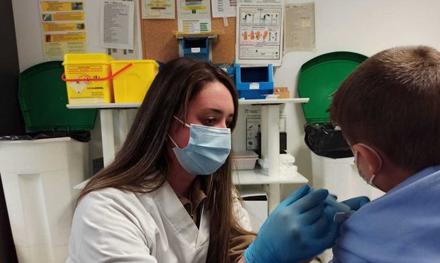 Los niños de entre cinco y once años comienzan a recibir la segunda dosis de la vacuna