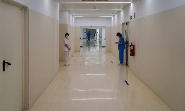 Andalucía baja 94 hospitalizados en 48 horas hasta 756 y los ingresados en UCI caen