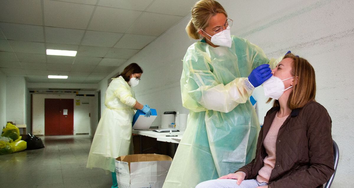 Andalucía contabiliza 2.360 contagios y su tasa se mantiene en 282,6 puntos