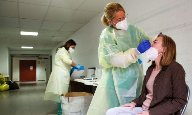 Andalucía contabiliza 2.360 contagios y su tasa se mantiene en 282,6 puntos