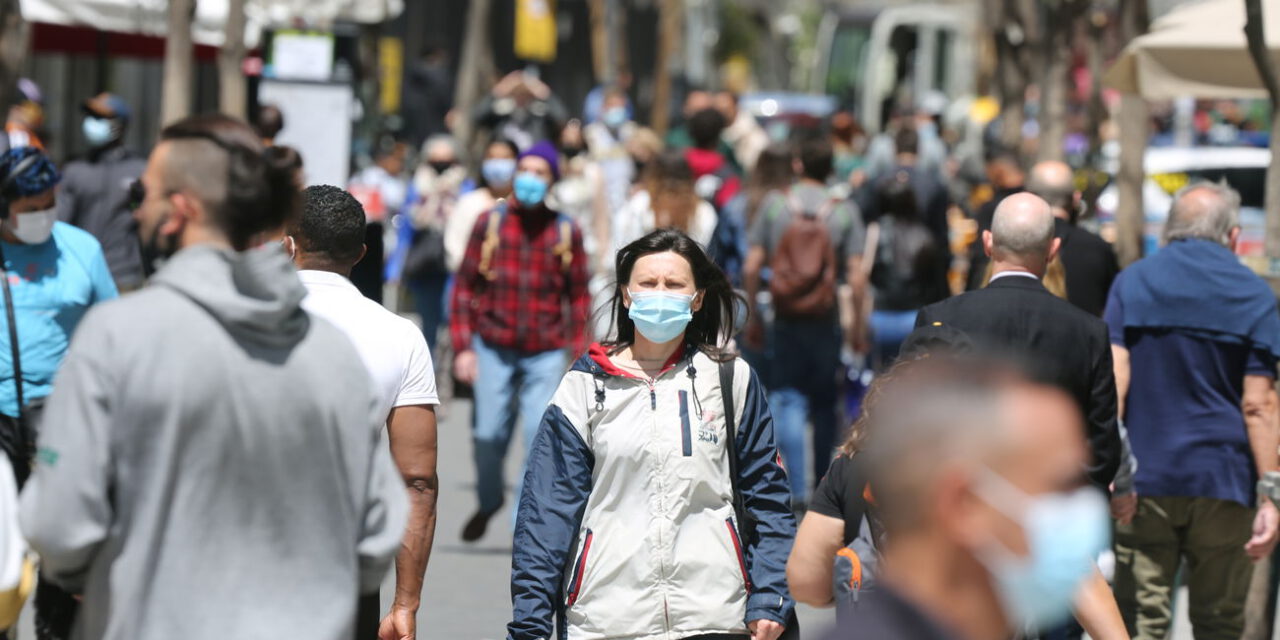 Junta de Andalucía: "No es el momento" de eliminar la mascarilla en interiores