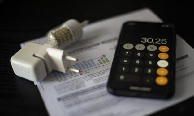 El precio de la luz se dispara y alcanza su máximo histórico este lunes, con 442,54 euros/MWh