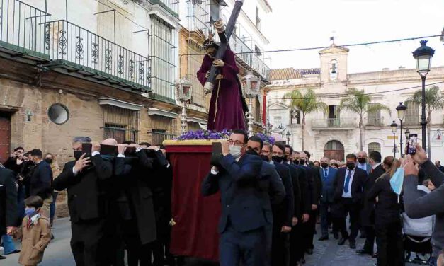 El vía crucis del Consejo de Hermandades recorre el centro de El Puerto