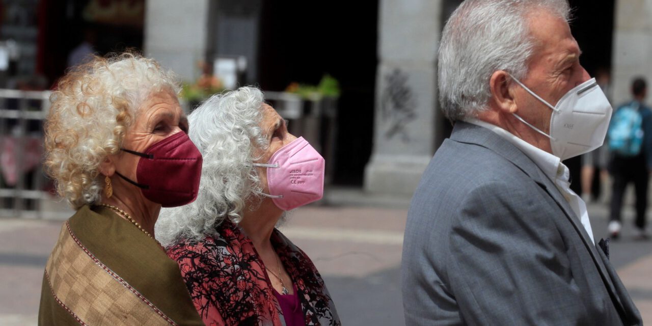 El fin de las mascarillas en exteriores el miércoles llega con condiciones del Gobierno