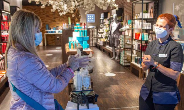 La Junta aboga por mantener aún "unos meses" las mascarillas en el interior