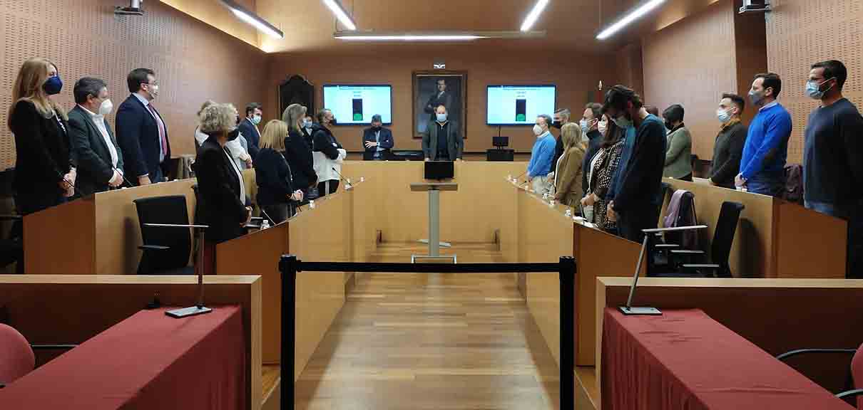 El pleno de abril acaba con Curro Martínez ausente, Javier Bello como alcalde accidental y una avería