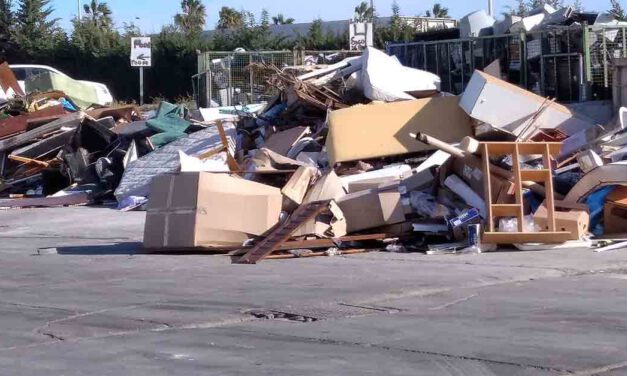 El PSOE denuncia la acumulación de residuos en el "punto limpio"