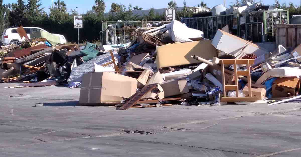 El PSOE denuncia la acumulación de residuos en el "punto limpio"