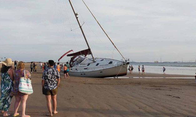 Encalla un velero en la playa de Valdelagrana de El Puerto