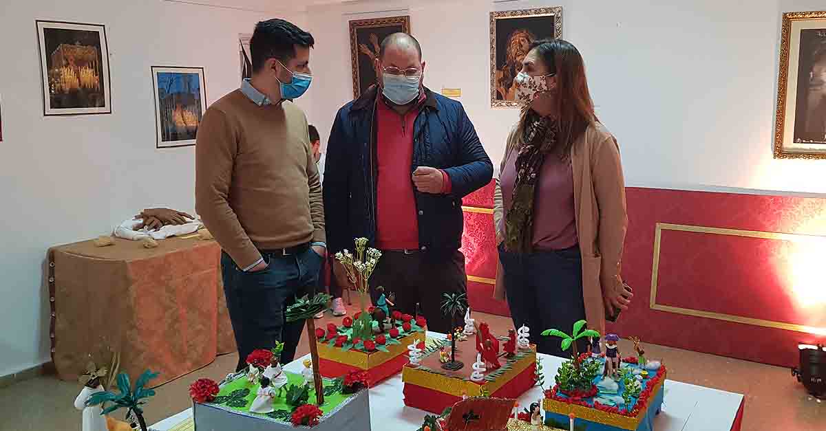 El CEIP Cristóbal Colón muestra una atractiva exposición sobre la Semana Santa realizada por los alumnos