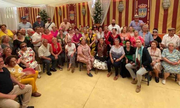 Recepción a los mayores en la Caseta Municipal