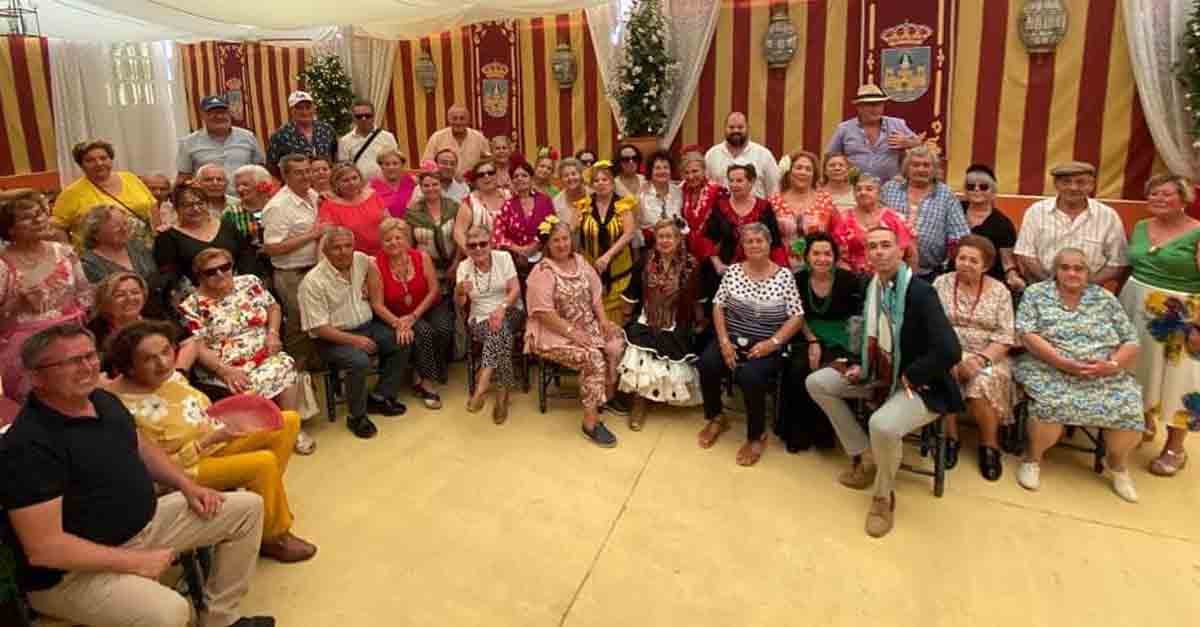 Recepción a los mayores en la Caseta Municipal