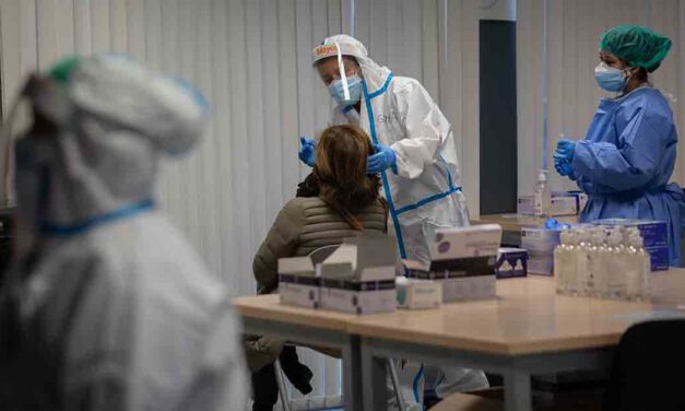 Salud emplaza a declarar "brote" en una residencia de mayores a partir de tres positivos