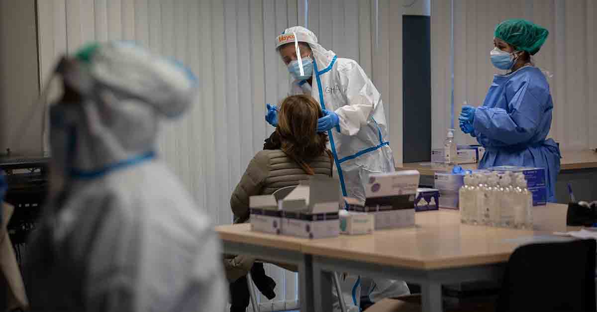 Salud emplaza a declarar "brote" en una residencia de mayores a partir de tres positivos