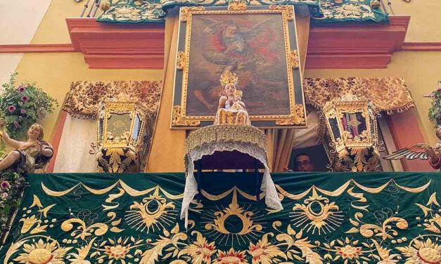 David Calleja se alza con el primer premio del concurso de exorno de balcones del Corpus Christi de Sevilla