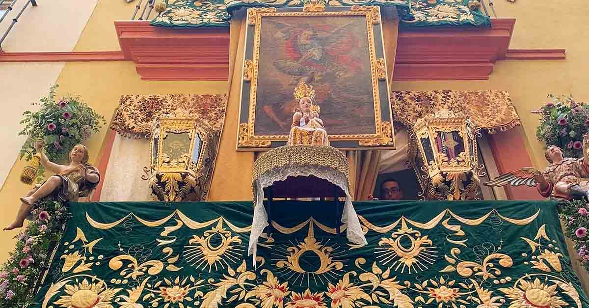 David Calleja se alza con el primer premio del concurso de exorno de balcones del Corpus Christi de Sevilla